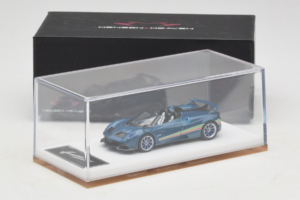 Pagani Huayra Tricolore Roadster Blå Henson & Heaven 1:64 PHTRB01 Resin — bild 7 av 8