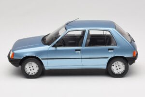 Peugeot 205 Blå MCG 1:18 MCG18491 Metall — bild 3 av 6