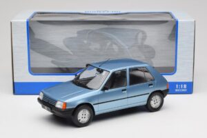 Peugeot 205 Blå MCG 1:18 MCG18491 Metall — bild 6 av 6