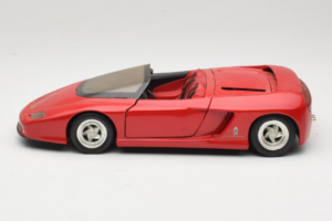 Pininfarina Mythos Röd Revell 1:18 8806 Metall — bild 4 av 8