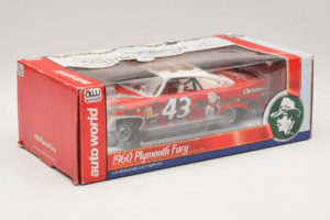 Plymouth Fury #43 R. Petty NASCAR 1960 Auto World 1:24 AW24003/06 Metall — bild 2 av 3