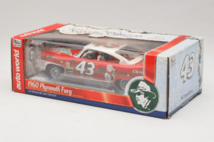 Plymouth Fury #43 R. Petty NASCAR 1960 Auto World 1:24 AW24003/06 Metall — bild 3 av 3