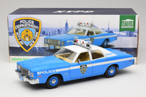 Plymouth Fury Police Pursuit New York Police Department GreenLight 1:18 19043 Metall — bild 8 av 8