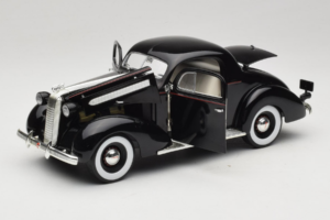 Pontiac Deluxe Svart Signature Models 1:18 18106 Metall — bild 2 av 8