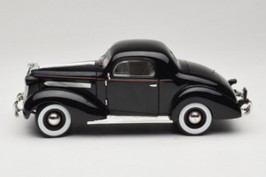 Pontiac Deluxe Svart Signature Models 1:18 18106 Metall — bild 4 av 8