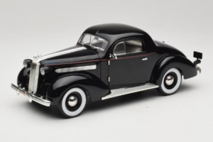 Pontiac Deluxe Svart Signature Models 1:18 18106 Metall