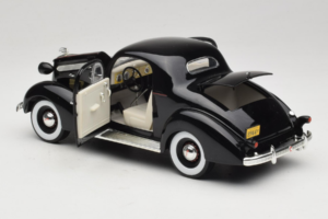 Pontiac Deluxe Svart Signature Models 1:18 18106 Metall — bild 5 av 8