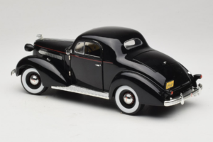 Pontiac Deluxe Svart Signature Models 1:18 18106 Metall — bild 7 av 8