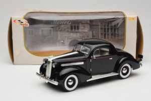 Pontiac Deluxe Svart Signature Models 1:18 18106 Metall — bild 8 av 8
