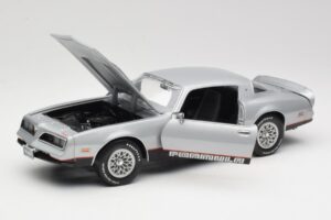 Pontiac Firebird Formula Silver ERTL 1:18 33514 Metall — bild 2 av 8