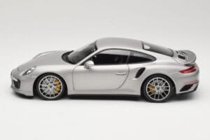 Porsche 911 991 Turbo S Silver Minichamps 1:18 113067126 Metall — bild 4 av 8