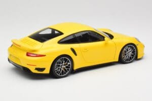 Porsche 911 991 Turbo S Gul Med Silverfärgade Fälgar Minichamps 1:18 110062322 Metall — bild 3 av 8