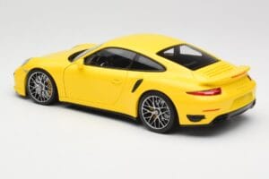 Porsche 911 991 Turbo S Gul Med Silverfärgade Fälgar Minichamps 1:18 110062322 Metall — bild 5 av 8