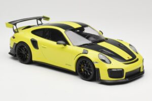 Porsche 911 GT2 RS 991.2 Weissach Package Grön Svarta Fälgar Minichamps 1:18 155068300-1 Metall — bild 4 av 6