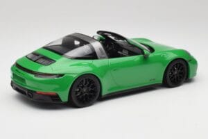 Porsche 911 991.2 Targa 4 GTS British Racing Grön Minichamps 1:18 155061065 Metall — bild 2 av 6