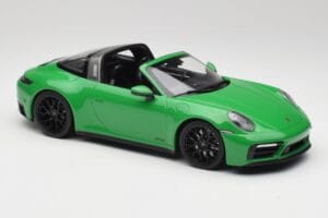 Porsche 911 991.2 Targa 4 GTS British Racing Grön Minichamps 1:18 155061065 Metall — bild 4 av 6