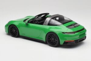 Porsche 911 991.2 Targa 4 GTS British Racing Grön Minichamps 1:18 155061065 Metall — bild 5 av 6