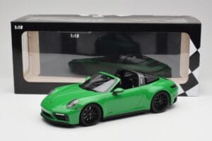 Porsche 911 991.2 Targa 4 GTS British Racing Grön Minichamps 1:18 155061065 Metall — bild 6 av 6