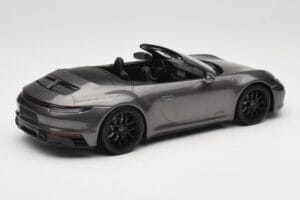 Porsche 911 992 Carrera 4 GTS Cabriolet Grey Metallic Minichamps 1:18 155063031 Metall — bild 2 av 6