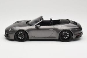 Porsche 911 992 Carrera 4 GTS Cabriolet Grey Metallic Minichamps 1:18 155063031 Metall — bild 3 av 6
