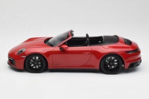 Porsche 911 992 Carrera 4 GTS Cabriolet Röd Minichamps 1:18 155063032 Metall — bild 3 av 6