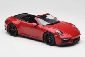 Porsche 911 992 Carrera 4 GTS Cabriolet Röd Minichamps 1:18 155063032 Metall — bild 4 av 6