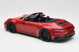 Porsche 911 992 Carrera 4 GTS Cabriolet Röd Minichamps 1:18 155063032 Metall — bild 5 av 6