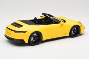 Porsche 911 992 Carrera 4 GTS Cabriolet Gul Minichamps 1:18 155063030 Metall — bild 2 av 6