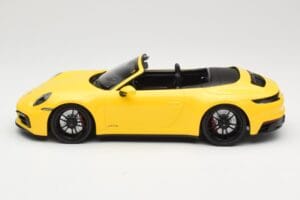 Porsche 911 992 Carrera 4 GTS Cabriolet Gul Minichamps 1:18 155063030 Metall — bild 3 av 6