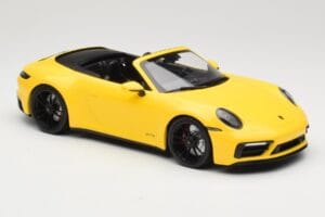 Porsche 911 992 Carrera 4 GTS Cabriolet Gul Minichamps 1:18 155063030 Metall — bild 4 av 6