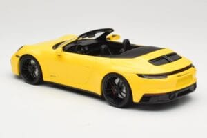 Porsche 911 992 Carrera 4 GTS Cabriolet Gul Minichamps 1:18 155063030 Metall — bild 5 av 6