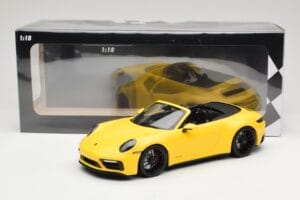 Porsche 911 992 Carrera 4 GTS Cabriolet Gul Minichamps 1:18 155063030 Metall — bild 6 av 6