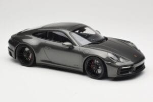 Porsche 911 992 Carrera 4 GTS Green Metallic Minichamps 1:18 155063101 Metall — bild 4 av 6