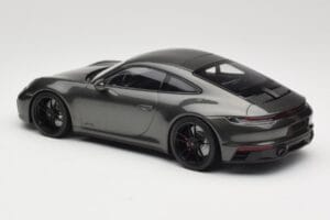 Porsche 911 992 Carrera 4 GTS Green Metallic Minichamps 1:18 155063101 Metall — bild 5 av 6