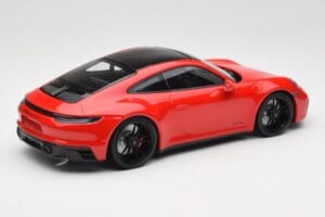 Porsche 911 992 Carrera 4 GTS Röd Minichamps 1:18 155063100 Metall — bild 2 av 6