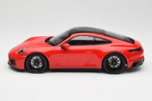Porsche 911 992 Carrera 4 GTS Röd Minichamps 1:18 155063100 Metall — bild 3 av 6