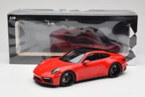 Porsche 911 992 Carrera 4 GTS Röd Minichamps 1:18 155063100 Metall — bild 6 av 6