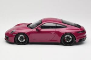 Porsche 911 992 Carrera 4 GTS Rubystar Minichamps 1:18 155063102 Metall — bild 3 av 6