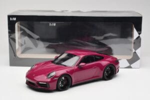 Porsche 911 992 Carrera 4 GTS Rubystar Minichamps 1:18 155063102 Metall — bild 6 av 6
