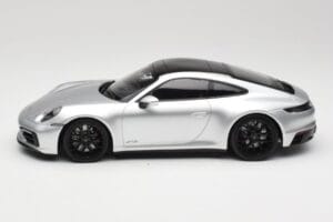 Porsche 911 992 Carrera 4 GTS Silver Minichamps 1:18 155063104 Metall — bild 3 av 6