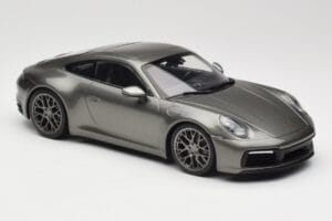 Porsche 911 992 Carrera 4S Aventurine Green Metallic Minichamps 1:18 155067328 Metall — bild 2 av 6