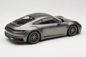 Porsche 911 992 Carrera 4S Aventurine Green Metallic Minichamps 1:18 155067328 Metall — bild 3 av 6