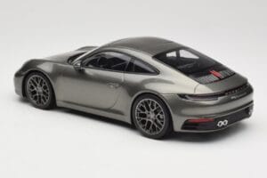 Porsche 911 992 Carrera 4S Aventurine Green Metallic Minichamps 1:18 155067328 Metall — bild 4 av 6