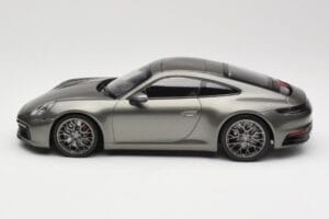 Porsche 911 992 Carrera 4S Aventurine Green Metallic Minichamps 1:18 155067328 Metall — bild 5 av 6