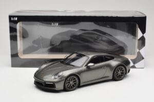 Porsche 911 992 Carrera 4S Aventurine Green Metallic Minichamps 1:18 155067328 Metall — bild 6 av 6