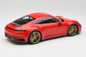 Porsche 911 992 Carrera 4S Guards Röd & Guld Hjul Minichamps 1:18 153067328 Metall — bild 2 av 6