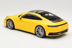 Porsche 911 992 Carrera 4S Gul Minichamps 1:18 155067320 Metall — bild 5 av 6