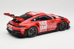 Porsche 911 992 GT3 RS Getspeed Race Taxi Guards Red Minichamps 1:18 110062040 Metall — bild 3 av 8
