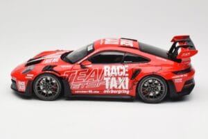 Porsche 911 992 GT3 RS Getspeed Race Taxi Guards Red Minichamps 1:18 110062040 Metall — bild 4 av 8