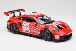 Porsche 911 992 GT3 RS Getspeed Race Taxi Guards Red Minichamps 1:18 110062040 Metall — bild 6 av 8
